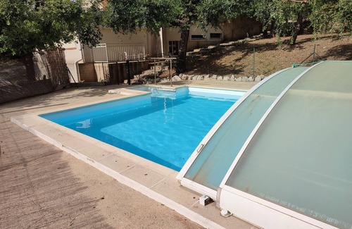 Maubec Maison | Au pied du Luberon, belle maison avec piscine.