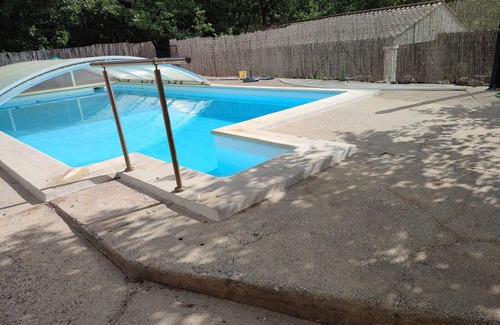 Maubec Maison | Au pied du Luberon, belle maison avec piscine.