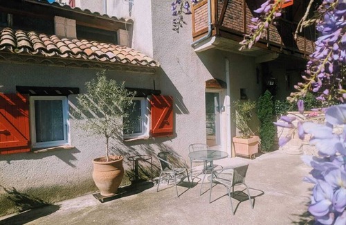 Lauzerte Appartement | Aux pieds de la cité médiévale de Lauzerte.Appartement tout confort avec piscine