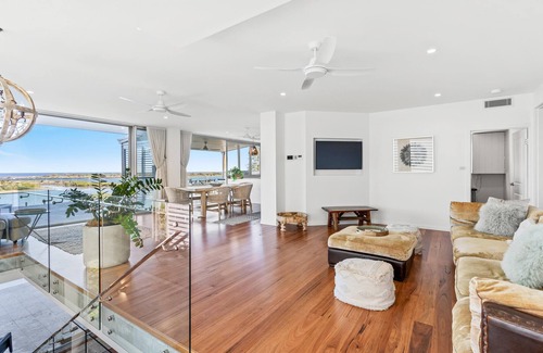 East Ballina Maison | At Whale View - Luxurious home overlooking Shaws Bay