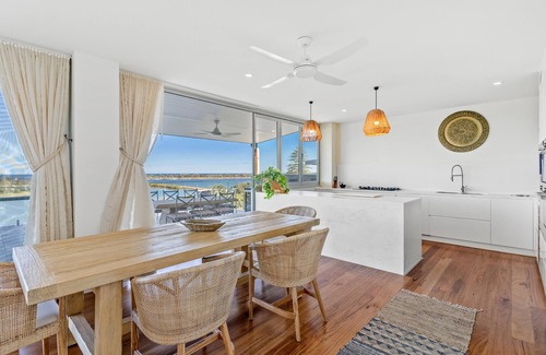 East Ballina Maison | At Whale View - Luxurious home overlooking Shaws Bay