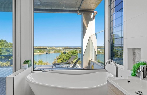 East Ballina Maison | At Whale View - Luxurious home overlooking Shaws Bay