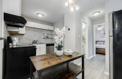 East Side Maison | Atlanta Zoo Free Private Driveway Parking 1B-1B