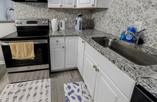 East Side Maison | Atlanta Zoo Free Private Driveway Parking 1B-1B