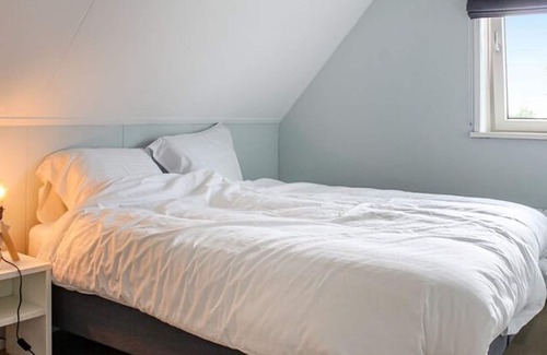 Idskenhuizen Maison | Atmospheric villa with nice garden, in a holiday park at the water in Friesland