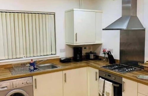 Thames Maison | Atom, Large 4/5 Bed House, Sleeps 12,Garden,London