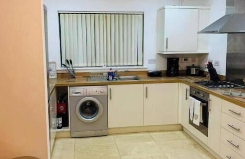 Thames Maison | Atom, Large 4/5 Bed House, Sleeps 12,Garden,London