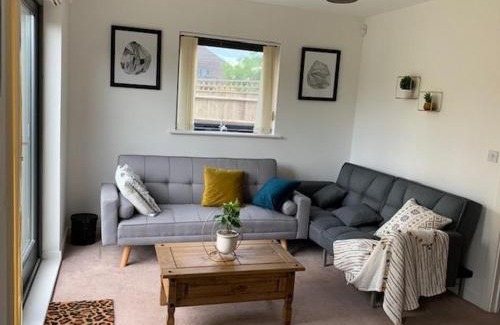 Thames Maison | Atom, Large 4 to 5 Bed House in East London, Sleeps 12, Garden, Parking, ideal for Contractors, Large Groups, Travellers