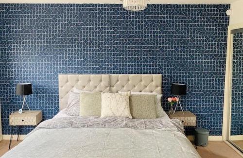 Thames Maison | Atom, Large 4 to 5 Bed House in East London, Sleeps 12, Garden, Parking, ideal for Contractors, Large Groups, Travellers