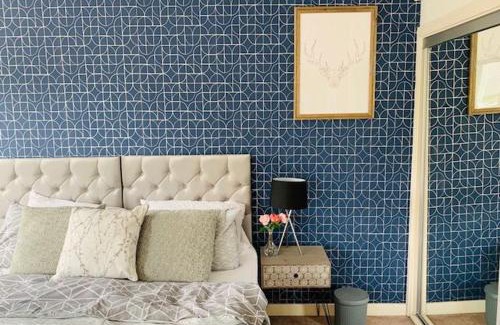 Thames Maison | Atom, Large 4 to 5 Bed House in East London, Sleeps 12, Garden, Parking, ideal for Contractors, Large Groups, Travellers