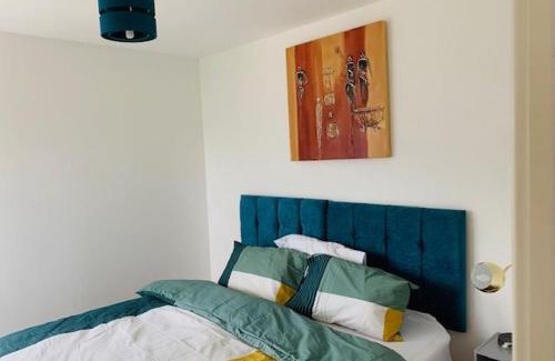 Thames Maison | Atom, Large 4 to 5 Bed House in East London, Sleeps 12, Garden, Parking, ideal for Contractors, Large Groups, Travellers