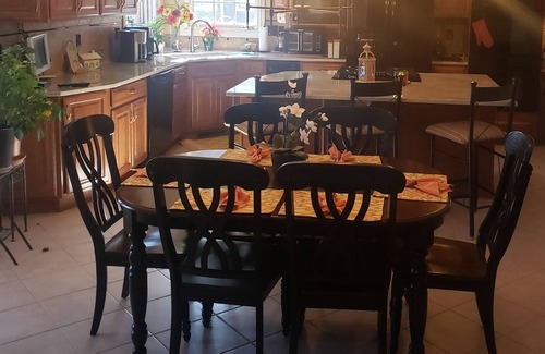 Prospect Maison | À l'attention des visiteurs de Derby - 5 000 pieds carrés, 5 chambres, 4 1/4 salles de bain - 10 personnes