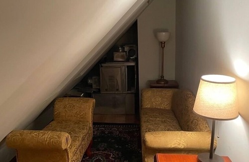 Newark Maison | ATTIC APT 1 BED WALK THOUGH HOUSE UP