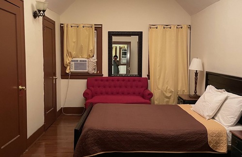 Newark Maison | ATTIC APT 1 BED WALK THOUGH HOUSE UP