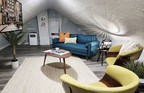 Ohio City Maison | Attic Retreat Within 5 Mins of the Westside Market