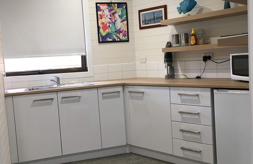 Williamstown Appartement | Attic/Studio Apartment - Central Williamstown, near cafes, shops, beach & trains