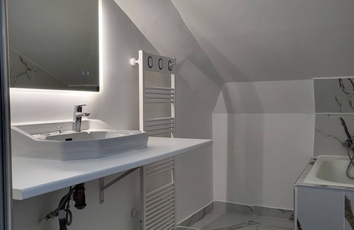 Thiers Maison | Suite mansardée avec vue dégagée – Thiers centre, proche gare