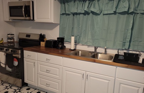 Grove Hill Maison | Attractive 2-bedroom, 1 & 1/2 bathroom house in Grove Hill w/WiFi and AC