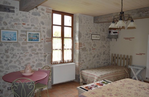 Bazens Lit Et Petit-Déjeuner | Attractive room in a peaceful, country home