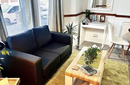 Birmingham Appartement | Attractive Spacious Self Contained Apartment 2.8 Miles from Birmingham City Cen