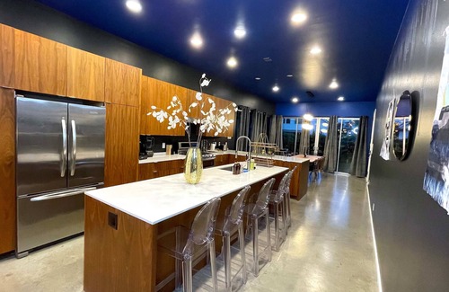 East Cesar Chavez Villa | ATX Icon Mansion Rainey Street 6 min Walk