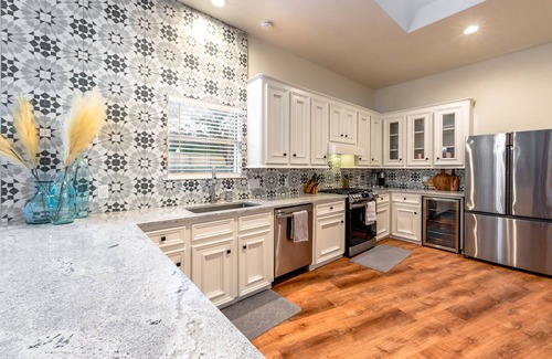 West Oak Hill Maison | Iconic Sunset Escape l Heated Pool | Spa l Firepit