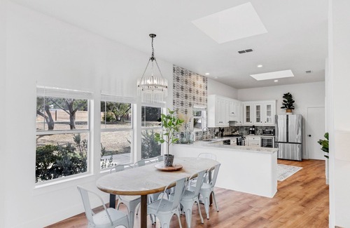 West Oak Hill Maison | Iconic Sunset Escape l Heated Pool | Spa l Firepit