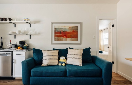 Sweetbriar Cottage | ATXSummerGem@SoCOKingBed