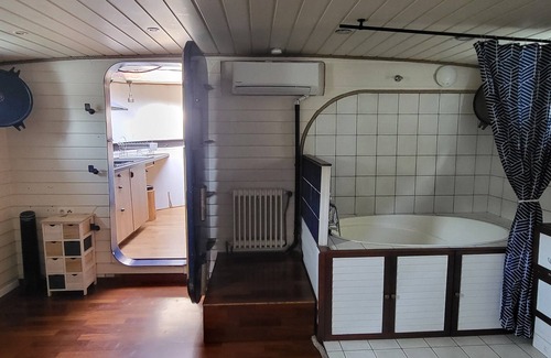Grand Lyon Location De Bateaux | Péniche-logement atypique et paisible à Confluence