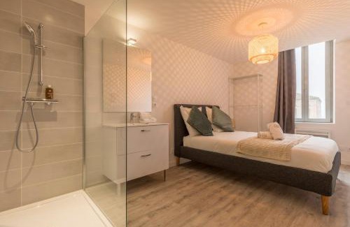 Castelsarrasin Appartement | ATYPIQUE - 2 chambres avec salles de bains, cuisine équipée, parking gratuit