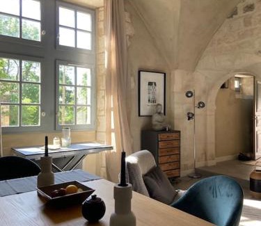 Lussan Appartement | Au pays de Gide appart feutré dans un château