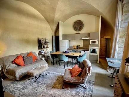 Lussan Appartement | Au pays de Gide appart feutré dans un château
