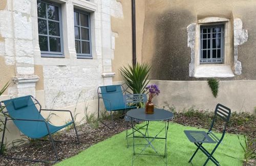 Lussan Appartement | Au pays de Gide appart feutré dans un château