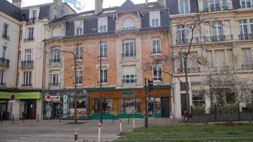 Reims City Centre Appartement | Au pied de la Cathédrale, bel appartement, lumineux avec 2 chambres
