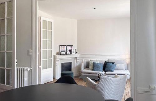Reims City Centre Appartement | Au pied de la Cathédrale, bel appartement, lumineux avec 2 chambres
