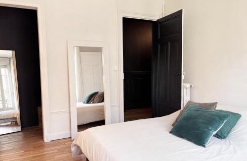 Reims City Centre Appartement | Au pied de la Cathédrale, bel appartement, lumineux avec 2 chambres