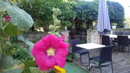 Crouzilles Hôtel | Auberge "AU BON ACCUEIL"