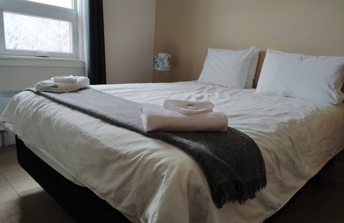 Cap-aux-Os Hôtel | Auberge La Petite École de Forillon