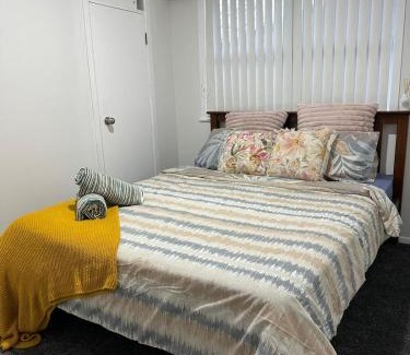 Papatoetoe Maison | Auckland airport holiday home in the greens