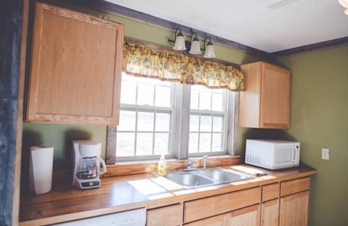 Jacksonville Cabine | Audrey's Abode - Restored log cabin, country setting, minutes from Jacksonville