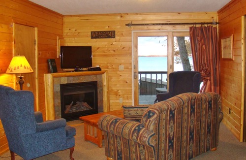 Walker Station Balnéaire | August 9-16 Charming 2-BRM resort cabin- Heated Pool, Beach, Lake Toys &Fishing