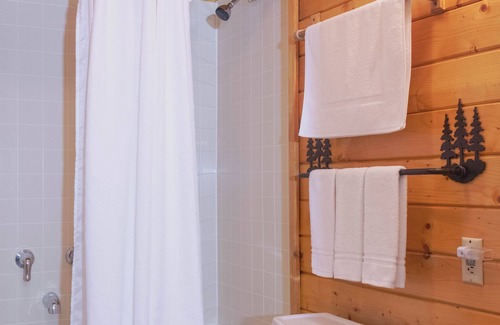 Walker Station Balnéaire | August 9-16 Charming 2-BRM resort cabin- Heated Pool, Beach, Lake Toys &Fishing
