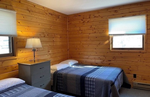 Walker Station Balnéaire | August 9-16 Charming 2-BRM resort cabin- Heated Pool, Beach, Lake Toys &Fishing