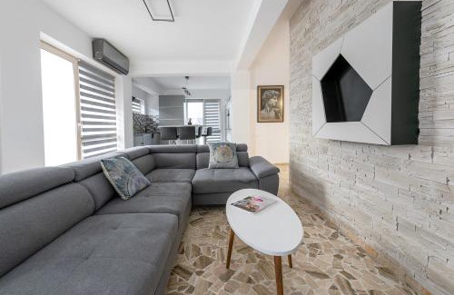 Cluj County Appartement | August Getaway Spacious 2-Bedroom Sleeps 5 Free Parking