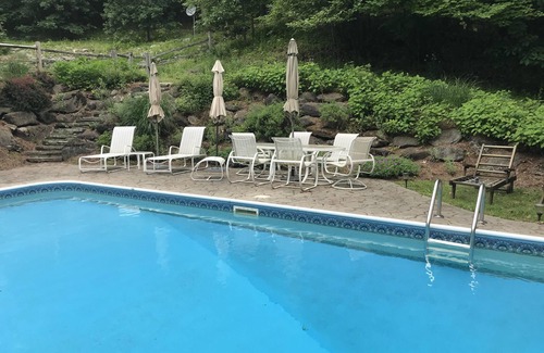 Ghent Maison | Incroyable Hillside Country House. Piscine chaufee. Projeté sous porche. 11 couchages.
