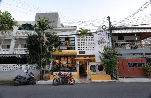 Talat Yai Maison | Auntie & Niece PHUKET
