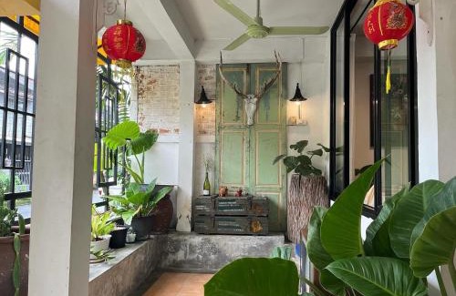 Talat Yai Maison | Auntie & Niece PHUKET