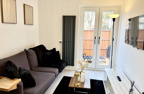 Custom House Maison | Maison-Salle de bain privée séparée-Moderne-Terrasse
