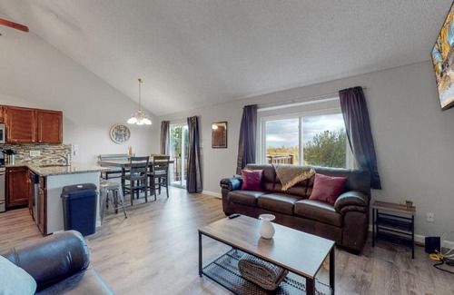 Prides Crossing Maison | Aurora 3 King Beds Updated Upper Unit Quincy Lake