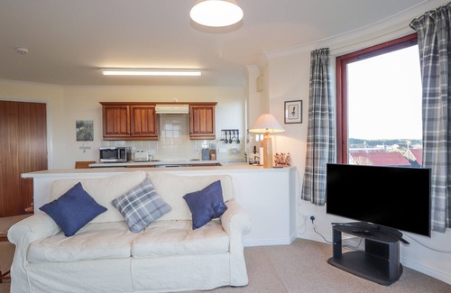 Findhorn Cottage | AURORA VIEW, character holiday cottage, with a garden in Findhorn